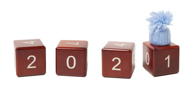 木方上的21号数字，1号上的帽子。2021年的概念。2021年新年快乐。