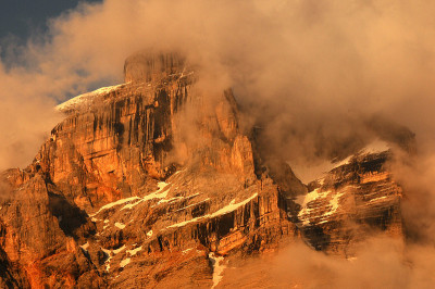 在阿尔塔巴迪亚Dolomites的Sasso della Croce上戏剧性的日落天空。意大利。
