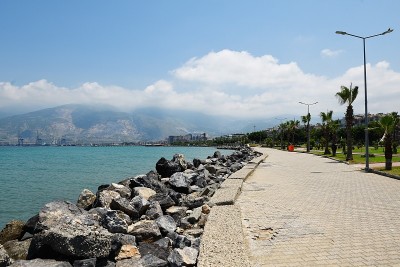 哈塔伊斯肯德隆的城市和海滩景色