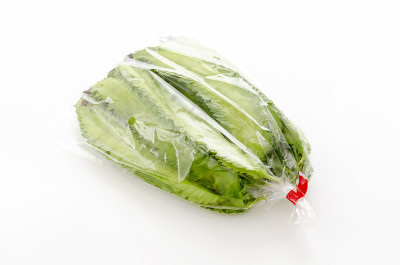 白色背景的塑料袋里的新鲜翼豆