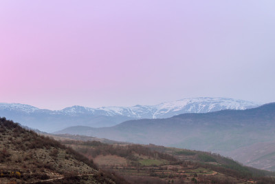 远处白雪覆盖的山峰在紫色的天空下的风景