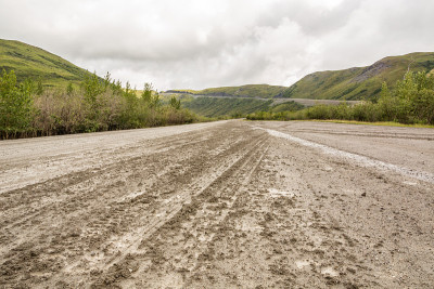 阿拉斯加北部泥泞崎岖的道尔顿公路。