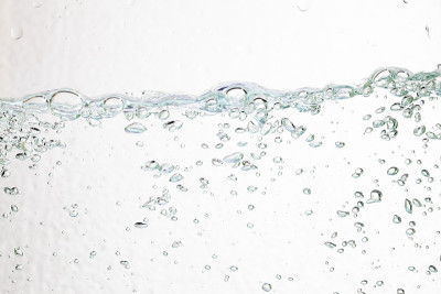 特写气泡水下白色背景。