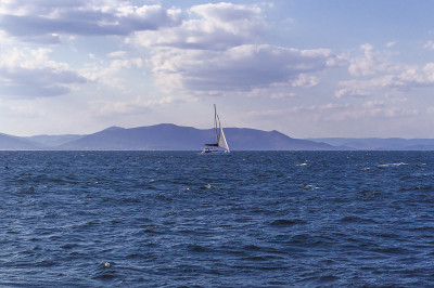 滨海区日本海海景，远处有游艇和山脉