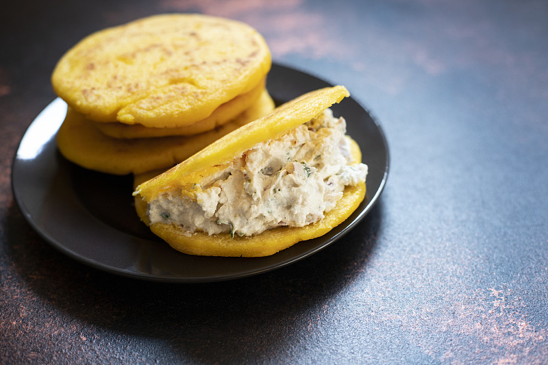 拉丁美洲早餐arepa (arepa):用磨碎的玉米面团加上奶酪和香草制成。委内瑞拉和哥伦比亚美食。