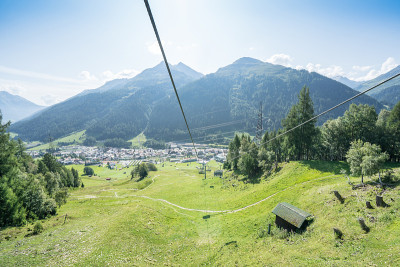 阿尔卑斯山田园般的夏日景色