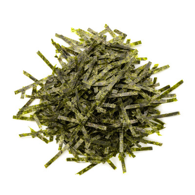 海苔干碎海藻片，小ori，孤立在白色背景，传统的日本食品