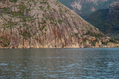 挪威峡湾陡峭的悬崖峭壁上的岩石