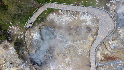 无人机鸟瞰卡尔代拉斯火山喷气孔的温泉，在弗纳斯，Sao Miguel岛，亚速尔群岛，葡萄牙