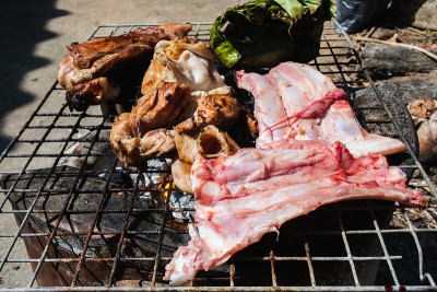 炉子上烤的肉