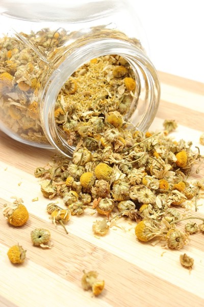 玻璃罐中一堆干洋甘菊