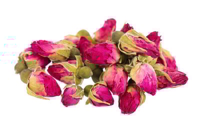 堆干茶玫瑰芽孤立在白色背景。玫瑰花茶。剪切路径。