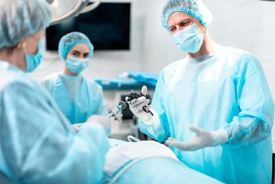 护士在手术中给医生使用腹腔镜设备