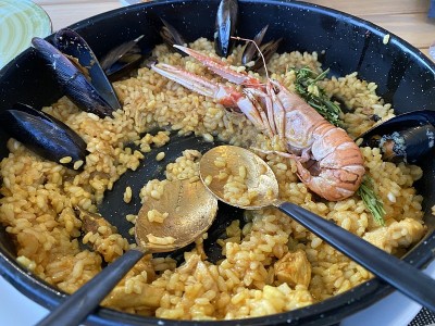 虎虾，贻贝，米饭，藏红花，鸡，兔，迷迭香，百里香
