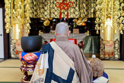 和尚在寺庙里祈祷