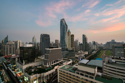 现代建筑在曼谷商业区在曼谷城市天际线日落前，泰国。