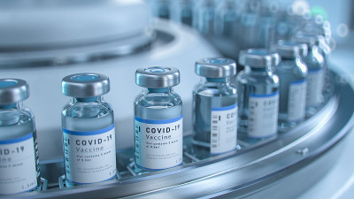 实验室大规模生产SARS-COV-2 COVID-19冠状病毒疫苗，有品牌标签的瓶子在研究实验室的药