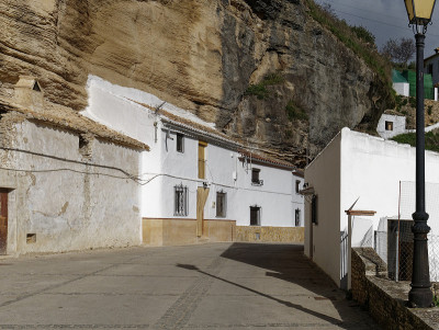 在Setenil de las Bodegas城市的街道和岩石上的房子