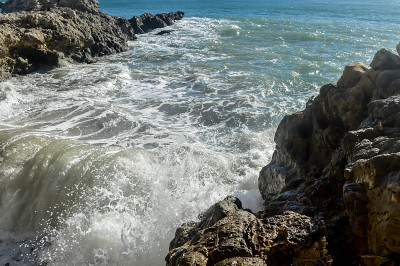 沿着帕洛斯佛得角有岩石，海湾和海滩的海岸线