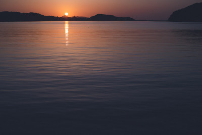 佐贺县白津市洋步子海面上的夕阳和日落。