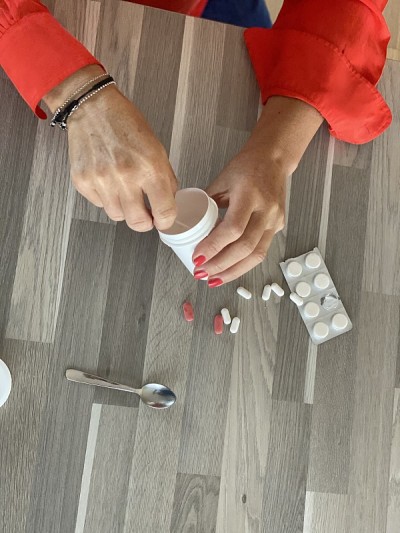 成年妇女在家厨房服用补品