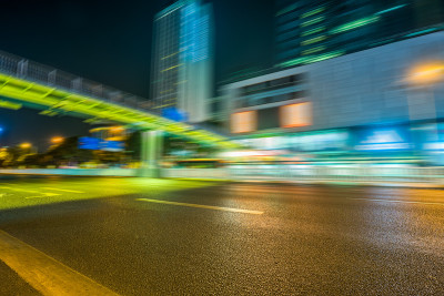 以中国城市景观为背景的城市交通道路