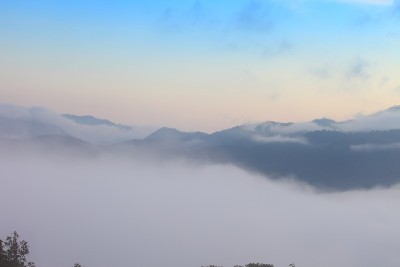 蓝天白云，山和树。