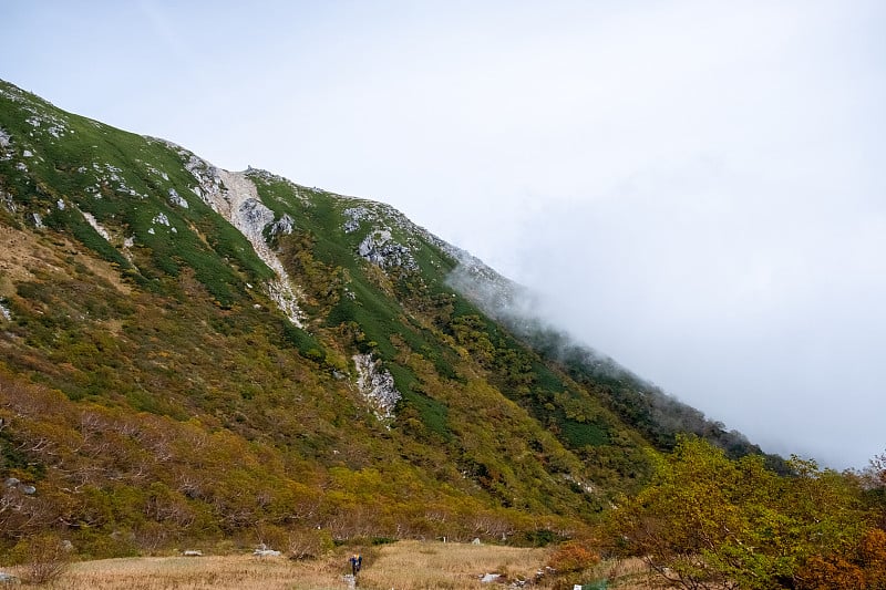 Senjojiki Cirque淹没在云中