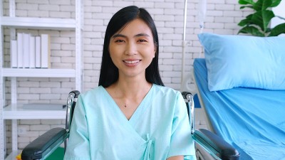 快乐的病人正在医院康复