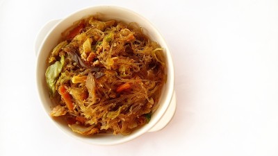 泰国菜，日式炒面与鸡蛋和蔬菜在白色的背景。