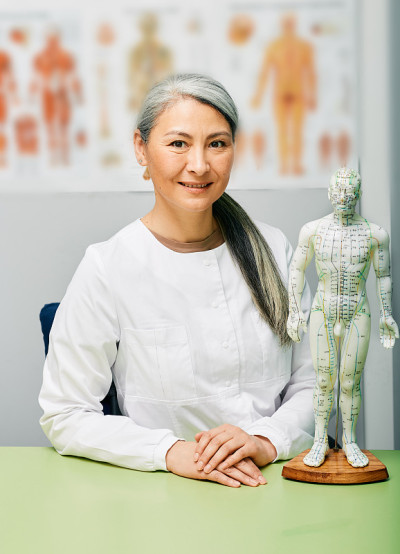 成熟的女性针灸师，中医医生在她的医疗工作场所