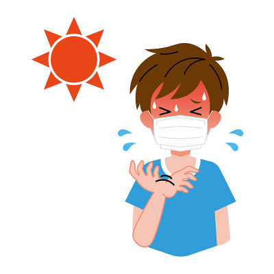 男孩戴着医用口罩中暑。