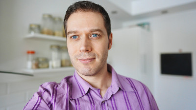 帅哥在他的公寓里录制博客视频。
