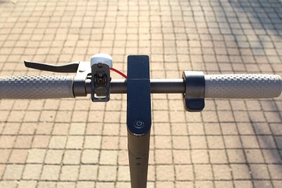 电动滑板车。