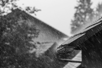 雨水落在屋顶上