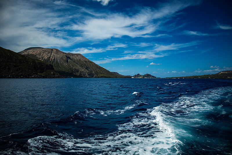 西西里岛的萨利纳岛海岸。船上的海景。