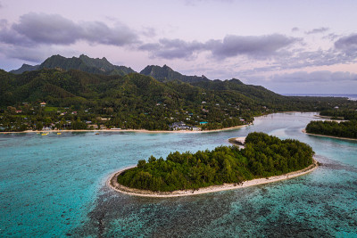 鸟瞰日出在美丽的Muri泻湖和海滩在拉罗汤加岛在库克群岛，南太平洋