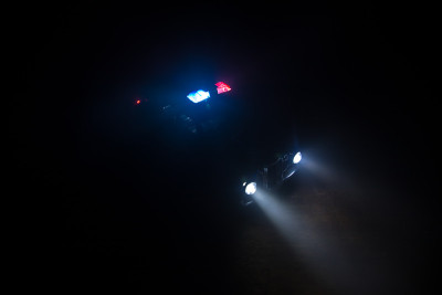 一辆警车在雾天晚上追一辆车。911紧急救援警车超速到达犯罪现场有选择性的重点