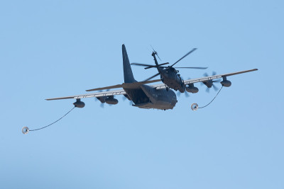 C-130J为黑鹰直升机加油