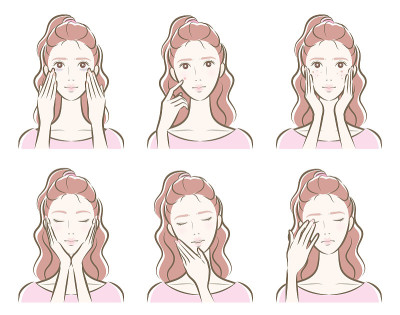 一个女人做皮肤护理的插图