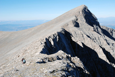 高的山峰和陡峭的小路，游客