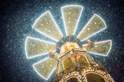 下雪时，美丽的圣诞市场照明