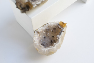 天然矿物玛瑙底。特写照片。米色结晶，带有黑色小夹杂物。