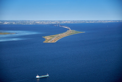 横跨海峡的厄勒海峡大桥的俯视图