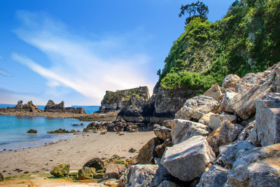 Crozon Morgat。卡多海滩上的岩石。菲尼斯特。布列塔尼