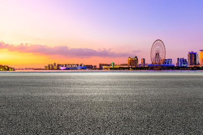 沥青路和苏州城市天际线与美丽多彩的天空日落。