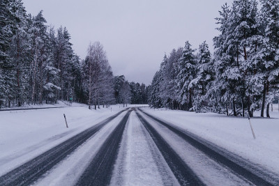 空旷的道路上有融化的积雪