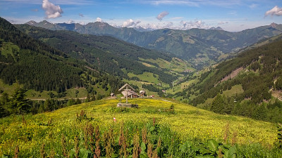 奥地利阿尔卑斯山夏季徒步旅行