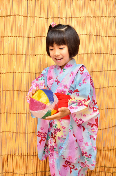日本的衣服的女孩
