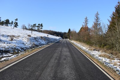 弯弯曲曲的冬季道路上的雪景